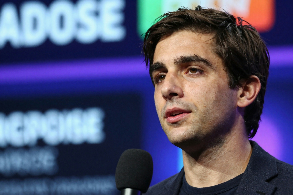 Generazione in corso: il futuro della pubblicità secondo Demis Hassabis e il suo avvertimento cruciale